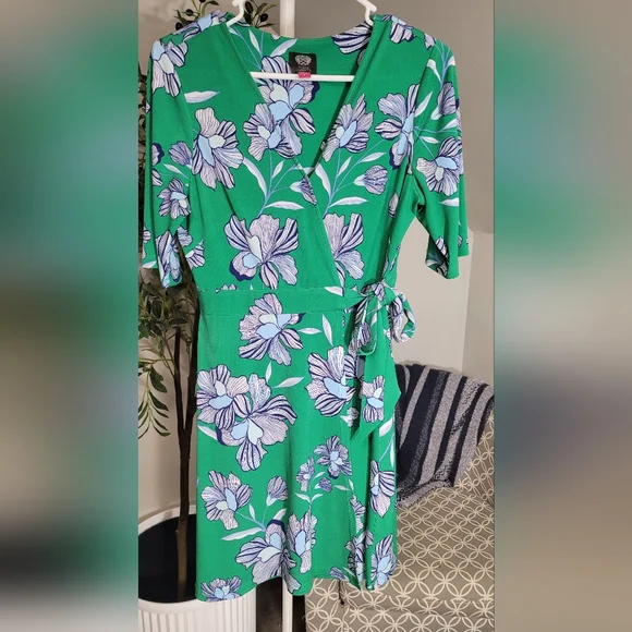 Vince Camuto Green Floral Wrap Dress Size 8 - Picture 2 of 5